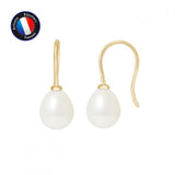 Les Boucles d'Oreilles DIANA de Perlinea sont dotées de crochets dorés et de perles de culture blanches en forme de goutte d'eau. Un écusson avec le drapeau français et la mention "Artisan Bijoutier Français" met en valeur ces bijoux artisanaux français.