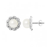 Les Boucles d'Oreilles COROLLE | Perles Blanches de Perlinea présentent une perle blanche ronde sertie dans un bijou en argent 925 avec des accents en forme de feuille ornés de pierres transparentes - un cadeau élégant pour les femmes.