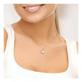 Une femme sourit, le bas de son visage et son décolleté étant visibles sur un fond neutre. Elle porte un haut blanc sans manches et le collier Perlinea Simple Argent Perle de Culture d'Eau Douce Rose (9-10 mm).