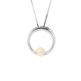 Le Collier CIRCLE de Perlinea est un collier en argent 925 composé d'un pendentif circulaire avec une perle de culture rose et d'une chaîne délicate assortie.