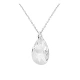 Le collier Beloved Collier "FOREVER SWAROVSKI" est un délicat collier à chaîne en argent avec un grand pendentif en cristal Swarovski en forme de larme facettée, présenté sur un fond blanc uni.