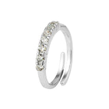 L'Alliance Demie bien-aimée - 7 pierres est une bague ouverte en argent 925, ornée de sept zircons ronds sertis sur la moitié supérieure, sur fond blanc.