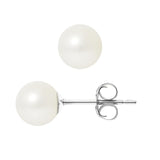 Une paire de boucles d'oreilles Perlinea Boucle d'Oreilles Bouton AYA avec des perles de culture d'eau douce blanches de 7/8 mm et des montants en argent, vues de dessus et de côté sur un fond blanc.