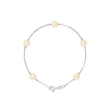 Le bracelet Perlinea Perles de Culture Ronde 6-7 mm Rose est une délicate chaîne en argent 925 avec cinq perles de culture d'eau douce rondes régulièrement espacées et un fermoir à mousqueton.