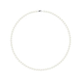 Le Collier NOELYSE de Perlinea est composé de perles d'eau douce blanches de 5/6 mm et d'un fermoir mousqueton en argent, élégamment disposés en un seul brin sur un fond blanc uni.