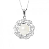 Le Collier COROLLE de Perlinea, réalisé en argent et orné d'une perle de culture blanche, incarne l'élégance intemporelle avec sa pièce maîtresse lumineuse et son design raffiné.