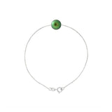 Le bracelet Perlinea Chaîne Forçat se compose d'une chaîne en argent 925 et d'une perle de culture vert intense en son centre, fixée par un petit fermoir, sur fond blanc.