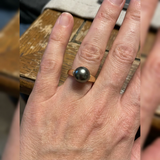 Anillo de oro amarillo con una magnífica perla de Tahití