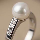 Anillo- Perlas Cultivadas de Agua Dulce- Redondas 8-9 mm Blanco- Oro Blanco- Diamantes