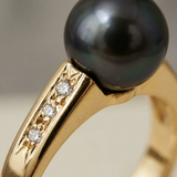 Anillo de oro amarillo y perlas cultivadas negras adornado con diamantes