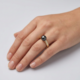 Anillo de oro amarillo y perlas cultivadas negras adornado con diamantes