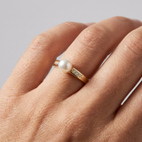 Anillo- Perlas Cultivadas - Diámetro 8-9 mm Blanco- Oro Amarillo- Diamantes
