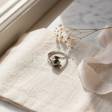 Anillo de oro blanco con una perla de Tahití | aya