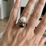 Anillo dúo en oro blanco y perla cultivada