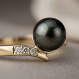Anillo de oro amarillo y perla negra de Tahití