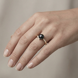 Anillo de oro amarillo y perla negra de Tahití