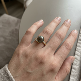 Anillo de oro amarillo y perla negra de Tahití