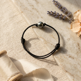 Esta excepcional pulsera para hombre en auténtica perla cultivada de Tahití de 10/11 mm.