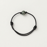 Esta excepcional pulsera para hombre en auténtica perla cultivada de Tahití de 10/11 mm.