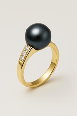 Anillo de oro amarillo y perlas cultivadas negras adornado con diamantes