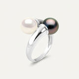 Bague toi et moi en argent 925 avec une perle blanche et une perle de Tahiti noire.