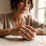 Bague toi & moi en argent 925 avec perle de Tahiti et perle de culture blanche, portée à la main.