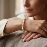 Bracelet en argent 925 et perles multicolores porté au poignet.