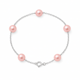 Le bracelet Perlinea Perles de Culture Ronde 6-7 mm Rose est une délicate chaîne en argent 925 avec cinq perles de culture d'eau douce rondes régulièrement espacées et un fermoir à mousqueton.