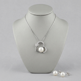 Collier pendentif cœur à perle blanche et boucles d'oreilles perle sur présentoir.