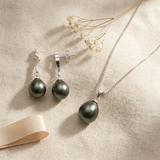 Collier et boucles d'oreilles pendantes avec perles de Tahiti grises sur chaîne argent.