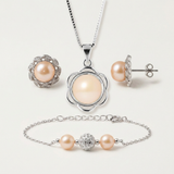 Parure collier, boucles d'oreilles et bracelet avec perles roses sur montures argentées.