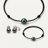 Parure trois pièces avec perles de Tahiti sur cordon noir : collier, bracelet et boucles d'oreilles.