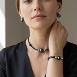 Parure collier, bracelet et boucles d'oreilles à perles de Tahiti sur cordon noir, portée.