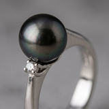 Anillo de oro engastado con diamantes y perlas de Tahití | alejandra