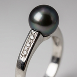 Anillo- Perlas Cultivadas- Diámetro 8-9 mm Tahití Negro- Oro Blanco- Diamantes