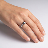 Anillo- Perlas Cultivadas- Diámetro 8-9 mm Tahití Negro- Oro Blanco- Diamantes