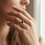 Anillo de oro amarillo y perlas cultivadas negras adornado con diamantes
