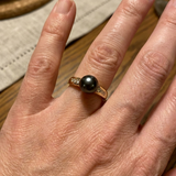 Anillo de oro amarillo y perlas cultivadas negras adornado con diamantes