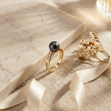 Anillo de oro amarillo y perlas cultivadas negras adornado con diamantes