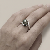 Anillo de oro blanco con una perla de Tahití | aya