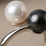 Anillo dúo en oro blanco y perla cultivada