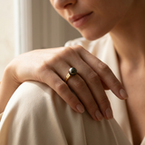 Anillo de oro amarillo con una magnífica perla de Tahití