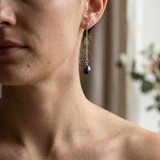 Pendientes colgantes de oro blanco y perlas negras | lolita