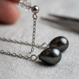 Pendientes colgantes de oro blanco y perlas negras | lolita