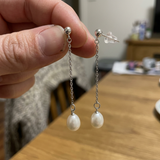 Pendientes colgantes de oro blanco y perlas blancas | lolita