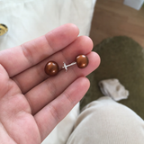 Pendientes de botón con perlas cultivadas de agua dulce, diámetro de 9-10 mm, color marrón, oro blanco