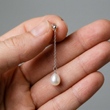 Pendientes colgantes de oro blanco y perlas blancas | lolita