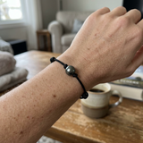 Esta excepcional pulsera para hombre en auténtica perla cultivada de Tahití de 10/11 mm.