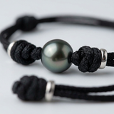 Esta excepcional pulsera para hombre en auténtica perla cultivada de Tahití de 10/11 mm.