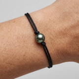 Esta excepcional pulsera para hombre en auténtica perla cultivada de Tahití de 10/11 mm.